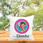 Perna personalizata cu nume, Gradinita, Dora Exploratoarea, 40x40 cm, PGR044 - imagine 3