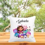 Perna personalizata cu nume, Gradinita, Gabby's Dollhouse, 40x40 cm, PGR104 - imagine 3