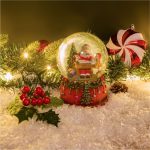 Decoratiune de Craciun, Glob Lichid, Muzical, Moş Craciun, Birou, 14cm, DCJ128 - imagine 3
