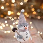 Decoratiune de Craciun, Figurina, Om de Zapada, Ecru, Blana, Artificiala, Roz, Caciula si Lopata, 36cm, DCJ173 - imagine 2