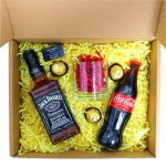 Set cadou Craciun 4 piese, Whiskey Jack Daniel`s, Ferrero Rocher, Coca Cola, Pahar Whiskey, 32,5x25,5x10,5 cm, SCC016