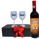 Set cadou Nasi, Cutie de vin cu sticla si 2 pahare, 35x25cm, Vin Budureasca Clasic, CSVN006