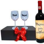 Set cadou Nasi, Cutie de vin cu sticla si 2 pahare, 35x25cm, Vin Budureasca Clasic, CSVN009