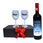 Set cadou Nasi, Cutie de vin cu sticla si 2 pahare, 35x25cm, Vin Budureasca Clasic, CSVN024