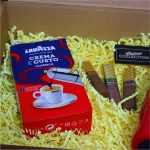 Set cadou Craciun 3 piese, Cafea Lavazza, Ciocolata, Termos rosu smart, 32,5x25,5x10,5 cm, SCC007 - imagine 5