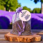 Mărturie botez lavandă săculeț organza mov personalizat cu etichetă cu numele copilului și data evenimentului