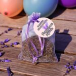Mărturie botez lavandă săculeț organza mov personalizat cu etichetă cu numele copilului și data evenimentului