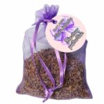 Mărturie botez lavandă săculeț organza mov personalizat cu etichetă cu numele copilului și data evenimentului