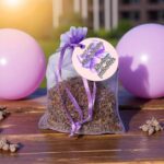 Mărturie botez lavandă săculeț organza mov personalizat cu etichetă cu numele copilului și data evenimentului