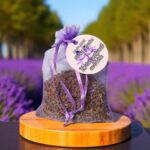 Mărturie botez lavandă săculeț organza mov personalizat cu etichetă cu numele copilului și data evenimentului
