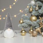 figurina de craciun gnome cu blana gri decorata