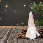 figurina craciun gnome blana roz inimi secundara