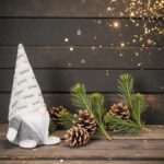 figurina craciun gnome caciula alb gri decorata