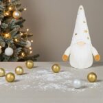 figurina craciun gnome caciula alba stele decorata