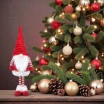 figurina craciun gnome caciula rosie blana catifelata decorata