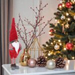 figurina craciun gnome caciula rosie dungi decorata