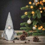 figurina craciun gnome caciula tricotata gri detalii