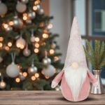 figurina craciun gnome caciula tricotata roz decorata