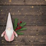 figurina craciun gnome caciula tricotata roz detalii