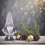 figurina craciun gnome gri caciula blana decorata