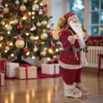 figurina mos craciun schiuri clopotei decorata